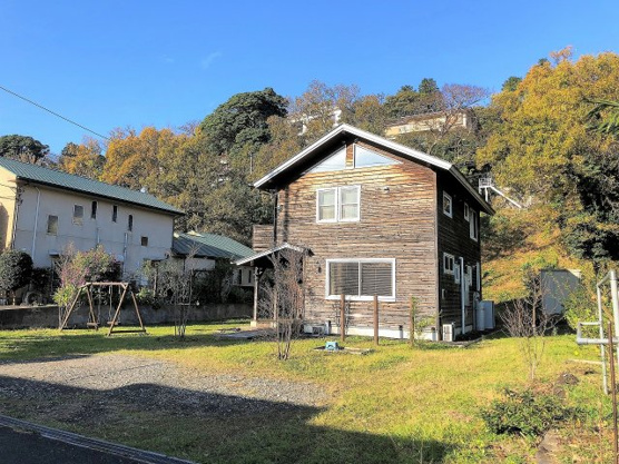 【外観】 | 伊豆急伊豆高原　店舗付き戸建 | 道路とフラットに入れる敷地