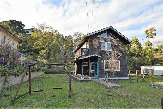 【外観】 | 伊豆急伊豆高原　店舗付き戸建 | お庭にはブランコも設定されてます。