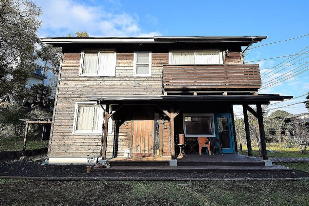 【外観】 | 伊豆急伊豆高原　店舗付き戸建 | 玄関正面から