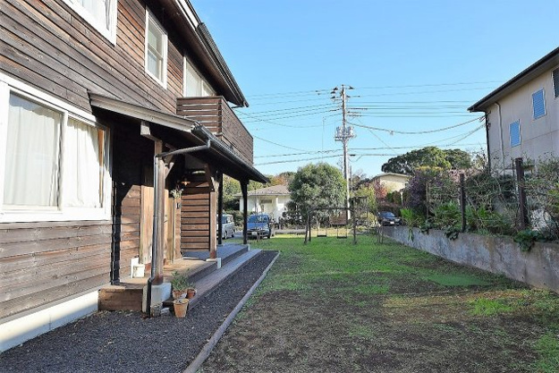 【外観】 | 伊豆急伊豆高原　店舗付き戸建 | 敷地内から道路側をみる
