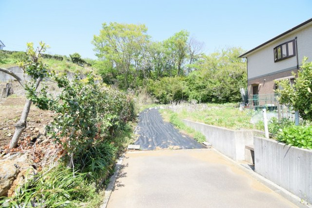【外観】 | 伊東市富戸　売地 | 道路側から敷地を見る