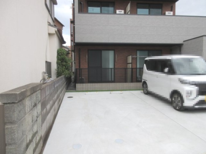 ブロンテ大久保の駐車場