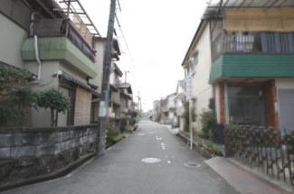 【前面道路含む現地写真】 | 西側前面道路（幅員約4.0m）