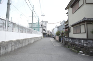 【前面道路含む現地写真】 | 北側前面道路（幅員約5.5ｍ）