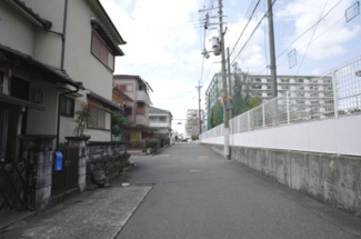 【前面道路含む現地写真】 | 北側前面道路（幅員約5.5ｍ）