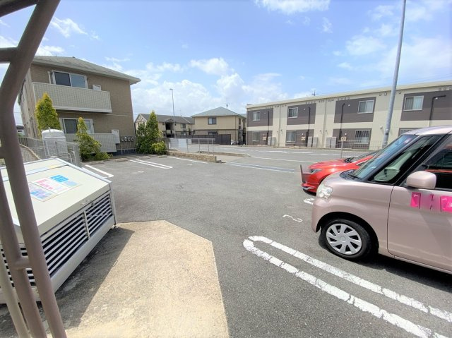 コンフォールの駐車場