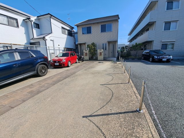 ラフィネ小松の駐車場