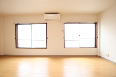 10帖洋室です。2面採光で明るいお部屋です。