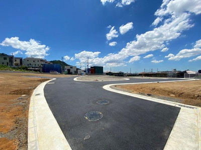 【前面道路含む現地写真】 | Taisei Palace忍ヶ丘5期 | 現地からは山が見えるので四季折々の景色が楽しめますよ！整地されていて、全邸道路付きが良いので、駐車もしやすいです☆お隣さんとの距離は約3ｍ！生活音を気にせずにのびのび暮らせます！