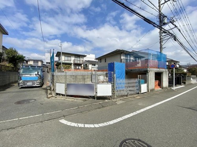 【前面道路含む現地写真】 | ◆南西角地で陽当たり良好な４LDK◆イトーヨーカドー至近の便利住環境／藤沢市石川６丁目 | 爽やかな青空の下に贅沢なほどに降り注ぐ陽光、豊かな居住性と、クオリティが見事に調和した住空間は、住まうことの喜びを感じさせてくれます。南西角地で陽当たり・開放感良好です！