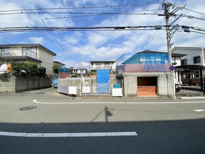 【外観】 | ◆南西角地で陽当たり良好な４LDK◆イトーヨーカドー至近の便利住環境／藤沢市石川６丁目 | 南側道路は幅員８ｍの広々道路！家の良し悪しだけでなく周辺環境も重要なポイント。それは月日が経つ事で「近くにあるもの」から「家の財産」へとイメージが変わってくる事を身体が理解しているからだと思います。