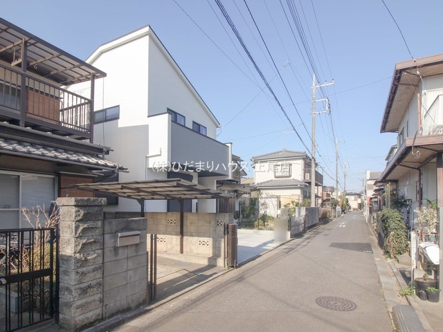 上尾市小泉7丁目　中古一戸建て　01の前面道路含む現地写真|南東道路につき陽当り良好☆彡