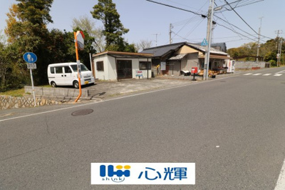 【前面道路含む現地写真】 | 西岐波1068（吉田バス停前）プレハブ付き土地36坪 | 駐車スペース４台程度可能です。