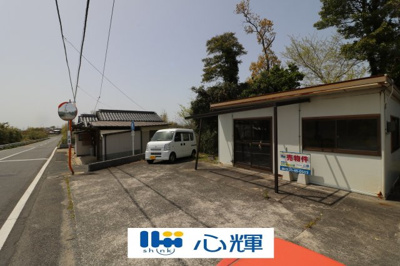 【前面道路含む現地写真】 | 西岐波1068（吉田バス停前）プレハブ付き土地36坪