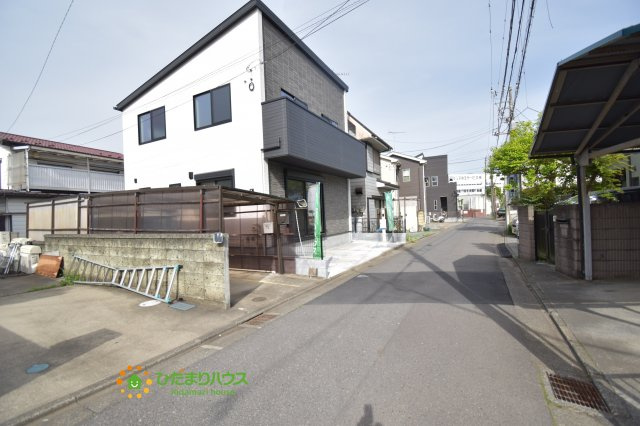 上尾市中新井　中古一戸建て　01の前面道路含む現地写真|南側道路につき陽当り良好です(^^)/