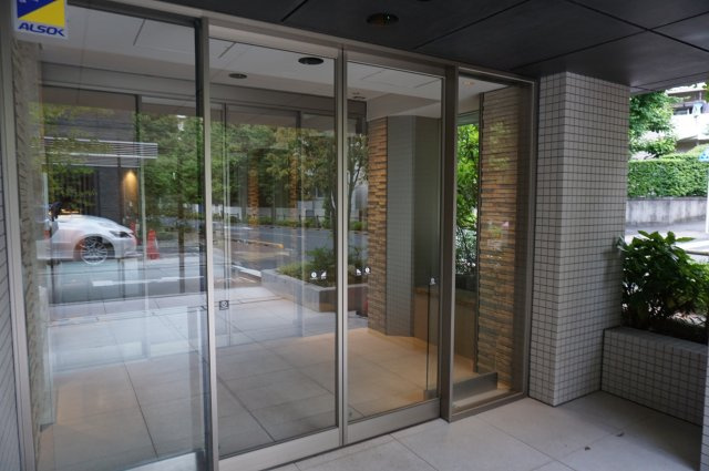 ジオ新宿百人町のエントランス