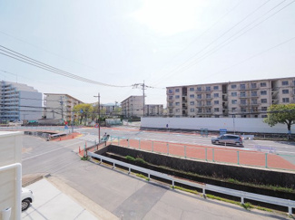 【展望】 | 【穏やかな街並みの眺望】
バルコニーから見える穏やかな街並み
爽やかな風と柔らかく降り注ぐ陽光を感じて頂けます。心地良い開放感が暮らしにゆとりと充足感をもたらします