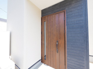 【エントランス】 | 【エントランス】
玄関ドアはお洒落な色を採用
日々の帰宅も今とは違う空間に