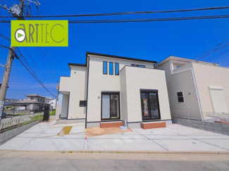 【外観】 | 【駐車スペース】
日々の暮らしにマイカーが必要。そんな方は物件の購入条件に駐車場は必須です。通勤に、家族のお迎えに、お買物に、おでかけに、クルマライフを楽しみたい方に。