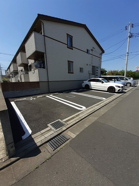 フラットウェルエムズの駐車場