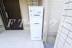 千葉市美浜区真砂２丁目のアパートの玄関