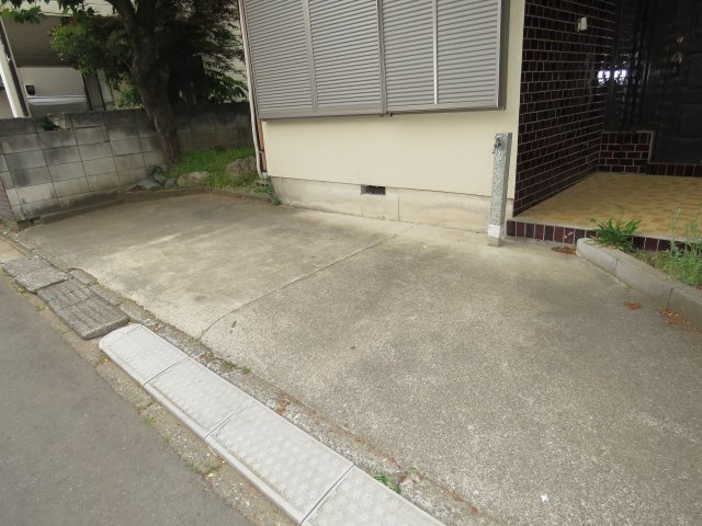 川越市むさし野南　関貸家の駐車場