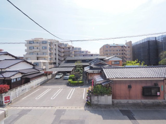 【展望】 | 【穏やかな街並みの眺望】
バルコニーから見える穏やかな街並み
爽やかな風と柔らかく降り注ぐ陽光を感じて頂けます。心地良い開放感が暮らしにゆとりと充足感をもたらします