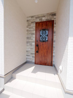【エントランス】 | 【エントランス】
玄関ドアはお洒落な色を採用
日々の帰宅も今とは違う空間に