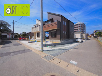 【前面道路含む現地写真】 | 【前面道路】
前面道路は毎日の駐車の出し入れで大事なポイントです！
車種によっても便利・不便がありますのでご確認ください♪