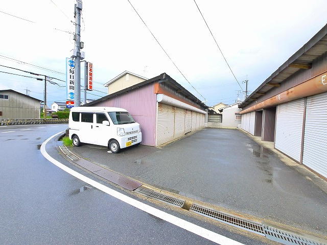 西岡貸ガレージの外観