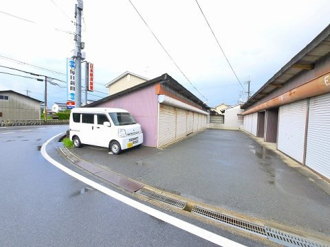 西岡貸ガレージの外観