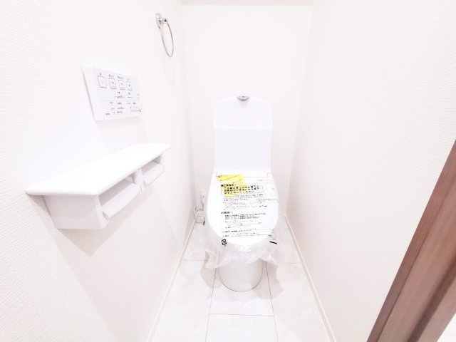 【トイレ】 | 江東区大島2丁目　新築戸建 | 南側道路に面した延床面積71.38㎡の３LDK！東側・西側にも隣地通路があり3方向開けた環境がオススメの新邸です♪西大島駅徒歩４分の好立地！