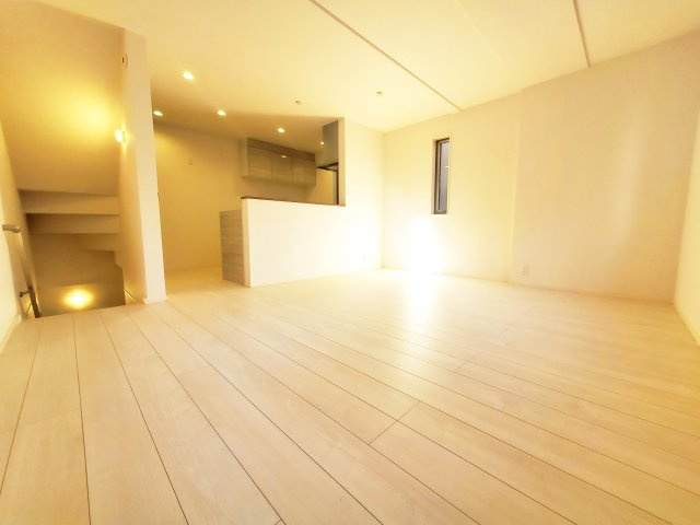 【居間・リビング】 | 江東区大島2丁目　新築戸建 | 南側道路に面した延床面積71.38㎡の３LDK！東側・西側にも隣地通路があり3方向開けた環境がオススメの新邸です♪西大島駅徒歩４分の好立地！