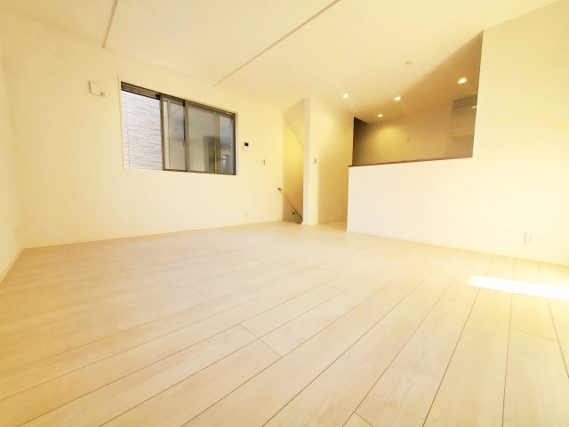 【居間・リビング】 | 江東区大島2丁目　新築戸建 | 南側道路に面した延床面積71.38㎡の３LDK！東側・西側にも隣地通路があり3方向開けた環境がオススメの新邸です♪西大島駅徒歩４分の好立地！