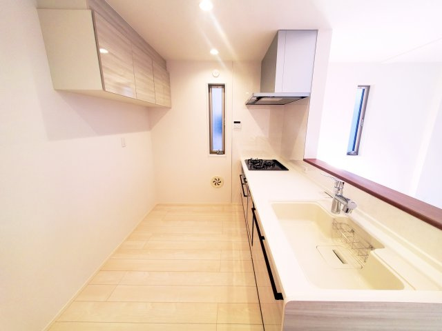 【キッチン】 | 江東区大島2丁目　新築戸建 | 南側道路に面した延床面積71.38㎡の３LDK！東側・西側にも隣地通路があり3方向開けた環境がオススメの新邸です♪西大島駅徒歩４分の好立地！