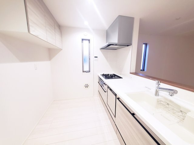 【キッチン】 | 江東区大島2丁目　新築戸建 | 南側道路に面した延床面積71.38㎡の３LDK！東側・西側にも隣地通路があり3方向開けた環境がオススメの新邸です♪西大島駅徒歩４分の好立地！