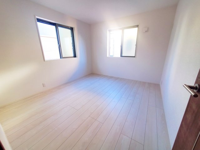 【洋室】 | 江東区大島2丁目　新築戸建 | 南側道路に面した延床面積71.38㎡の３LDK！東側・西側にも隣地通路があり3方向開けた環境がオススメの新邸です♪西大島駅徒歩４分の好立地！