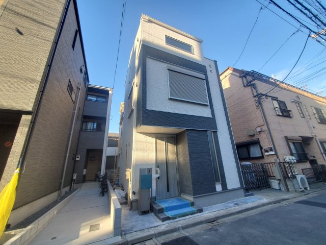 【外観】 | 江東区大島2丁目　新築戸建 | 南側道路に面した延床面積71.38㎡の３LDK！東側・西側にも隣地通路があり3方向開けた環境がオススメの新邸です♪西大島駅徒歩４分の好立地！