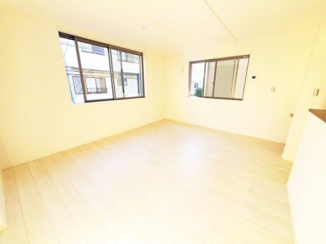 【居間・リビング】 | 江東区大島2丁目　新築戸建 | 南側道路に面した延床面積71.38㎡の３LDK！東側・西側にも隣地通路があり3方向開けた環境がオススメの新邸です♪西大島駅徒歩４分の好立地！