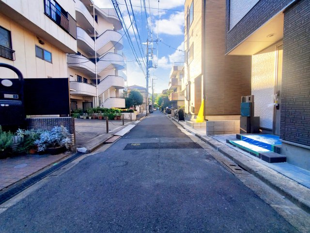 【前面道路含む現地写真】 | 江東区大島2丁目　新築戸建 | 南側道路に面した延床面積71.38㎡の３LDK！東側・西側にも隣地通路があり3方向開けた環境がオススメの新邸です♪西大島駅徒歩４分の好立地！