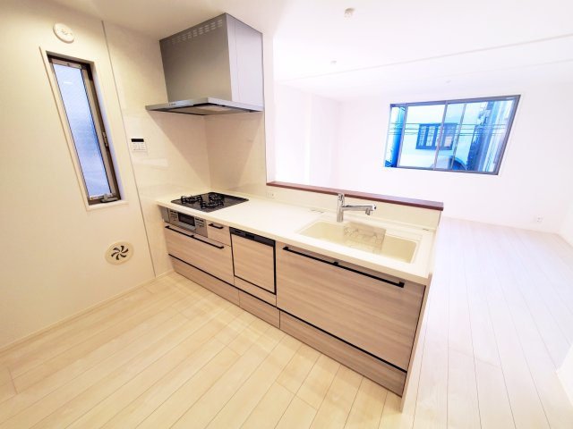 【キッチン】 | 江東区大島2丁目　新築戸建 | 南側道路に面した延床面積71.38㎡の３LDK！東側・西側にも隣地通路があり3方向開けた環境がオススメの新邸です♪西大島駅徒歩４分の好立地！