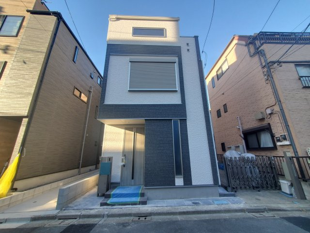 【外観】 | 江東区大島2丁目　新築戸建 | 南側道路に面した延床面積71.38㎡の３LDK！東側・西側にも隣地通路があり3方向開けた環境がオススメの新邸です♪西大島駅徒歩４分の好立地！