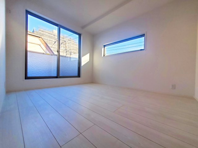 【洋室】 | 江東区大島2丁目　新築戸建 | 南側道路に面した延床面積71.38㎡の３LDK！東側・西側にも隣地通路があり3方向開けた環境がオススメの新邸です♪西大島駅徒歩４分の好立地！