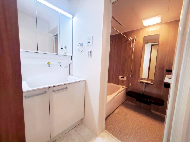 【独立洗面台】 | 江東区大島2丁目　新築戸建 | 南側道路に面した延床面積71.38㎡の３LDK！東側・西側にも隣地通路があり3方向開けた環境がオススメの新邸です♪西大島駅徒歩４分の好立地！