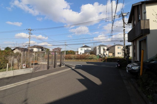 【前面道路含む現地写真】 | 前面道路は約5.5ｍと広々としており、駐車が苦手な方も安心です♪