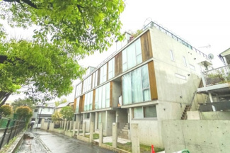 【外観】 | 【 Appearance 】
存在感のある建物は、居住者の拠点としてずっと価値を持ち続ける。今もそこでじっと佇み、居住者の安全や安心を守ってくれています。