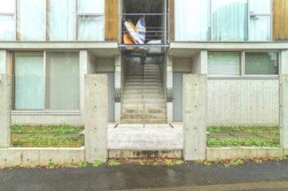 【エントランス】 | 【 Entrance 】
居住者の帰りを最初に待っていてくれるエントランス。その壮大な佇まいとは裏腹に、入ると静寂な空間が続いています。プライベートがしっかりと守られている証です。