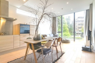 【外観】 | 【 Living　room 】
木の暖かさを感じられ、団欒とした生活を送ることができるリビングルーム。気持ちのいい日の光の下、ゆっくりとしたくつろげる時間を楽しみませんか？