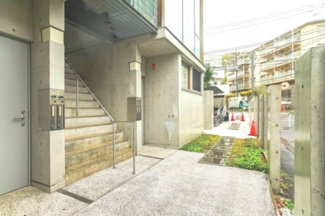 【エントランス】 | 開放的なエントランス。駐輪場が隣接されています。