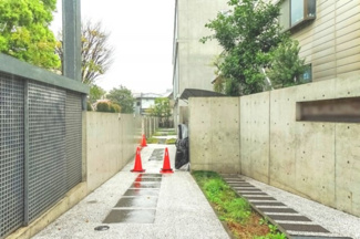 【その他共用部分】 | 敷地内駐輪場前の広い空間。駐輪場からエントランスまで一直線につないでくれます。